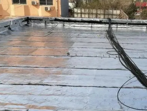 旌阳卫生间漏水维修公司分享下旌阳屋面楼顶防水刚性防水层施工要点。